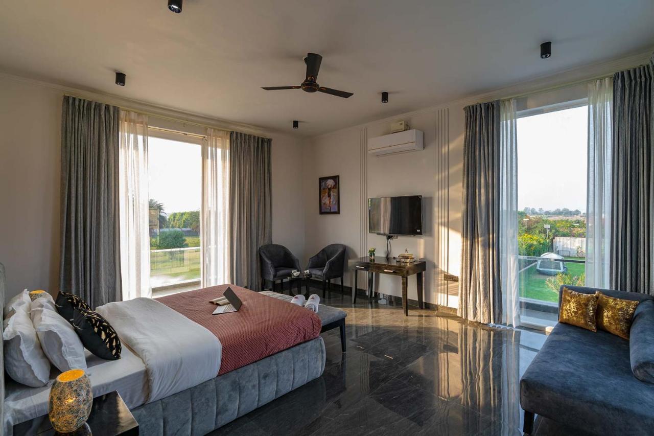 Stayvista At Le Blanc Escape W Outdoor Pool Sohna Exterior photo